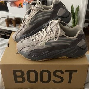 YEEZY BOOST 700 V2